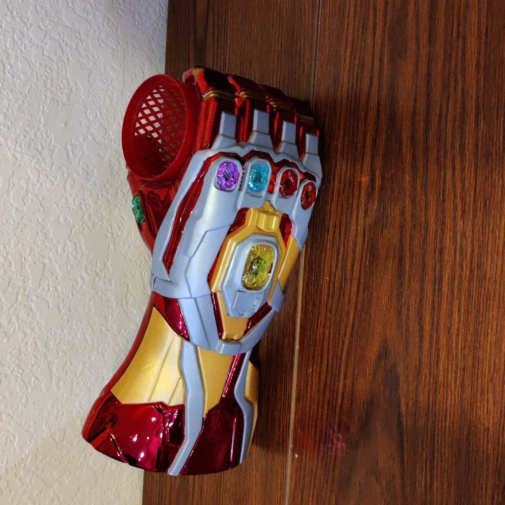 Disney Avengers Campus Iron Man Infinity Gauntlet